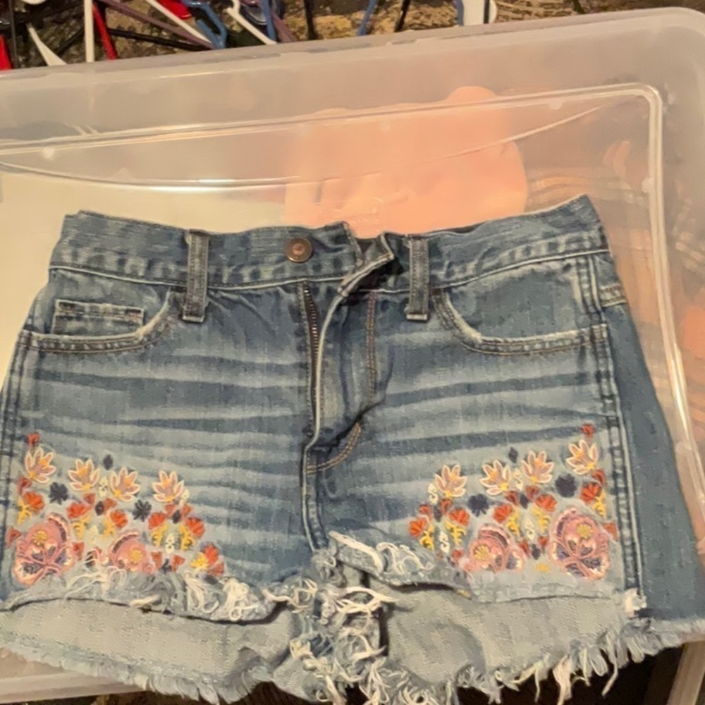 HOLLISTER Short Short High Rise Floral Embroidered Cut Off Shorts Size 1